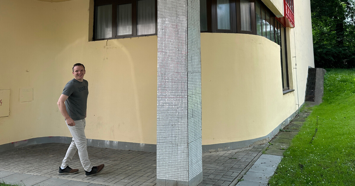 Josef Kovář před opravenou budovou OA, zdroj: Report