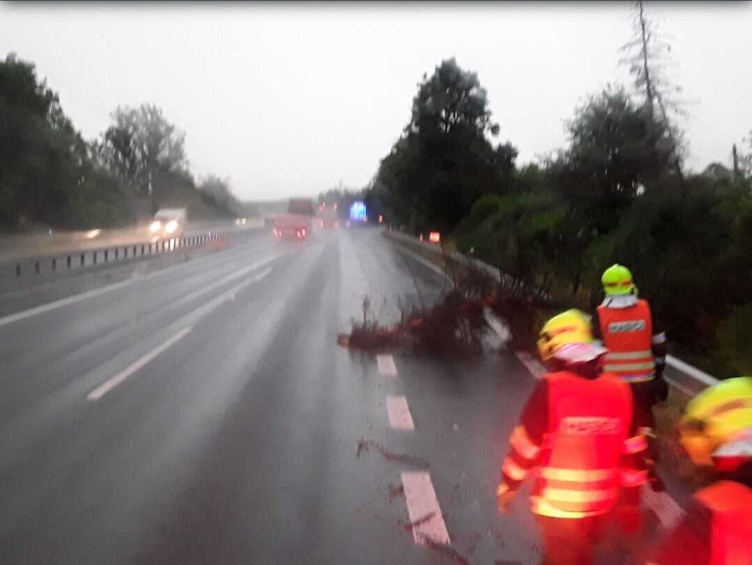Hasiči v kraji od rána zasahují u desítek událostí spojených s bouřkami, foto: HZS OLK