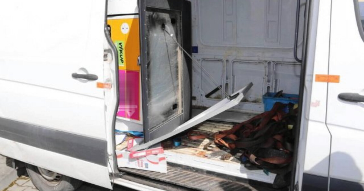 Zásilkový box neuměli otevřít, tak jej do dodávky naložili celý. Zdroj: PČR