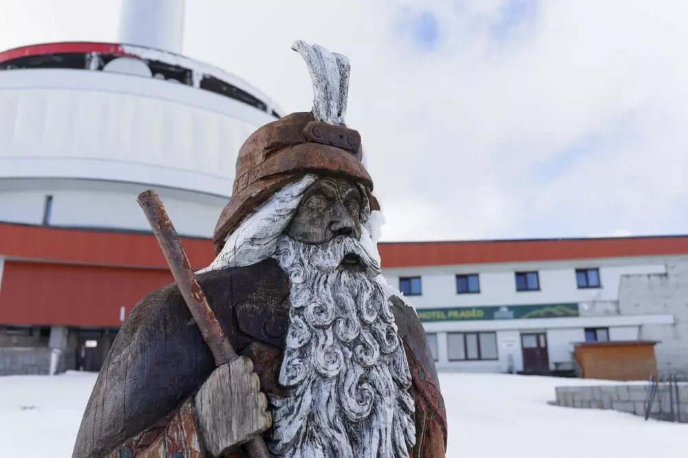 Současný Praděd a připravovaná socha, foto: Kudy z Nudy / Pradědova galerie