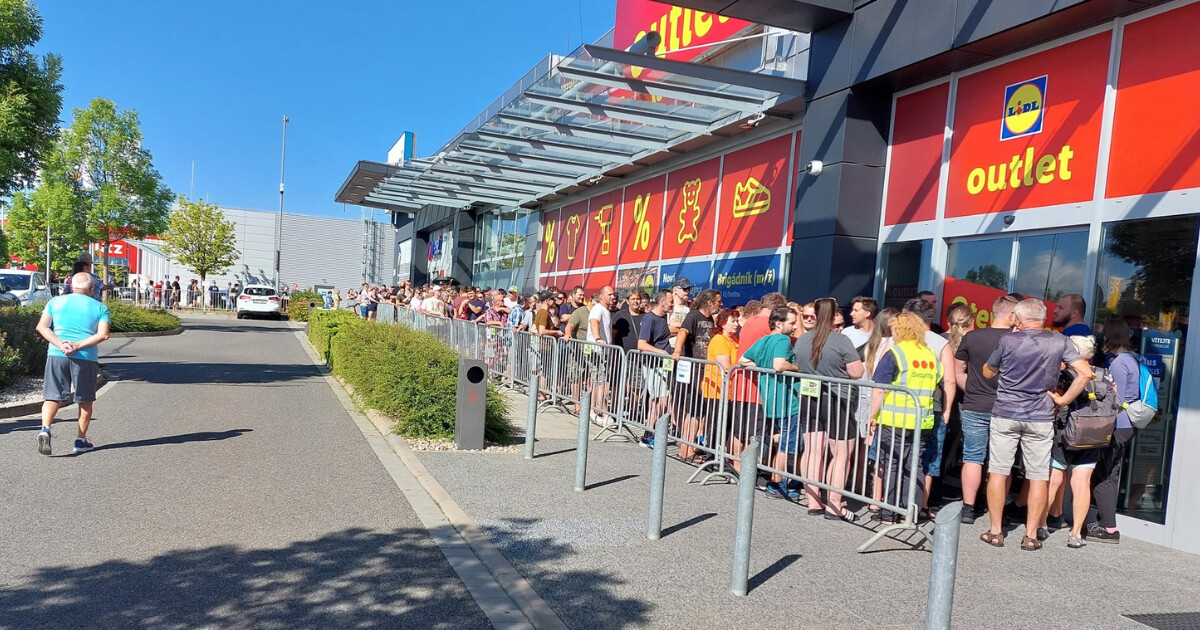 Fronta před prodejnou v den otevření, zdroj: Květoslav Koliha / Facebook Olomoučáci