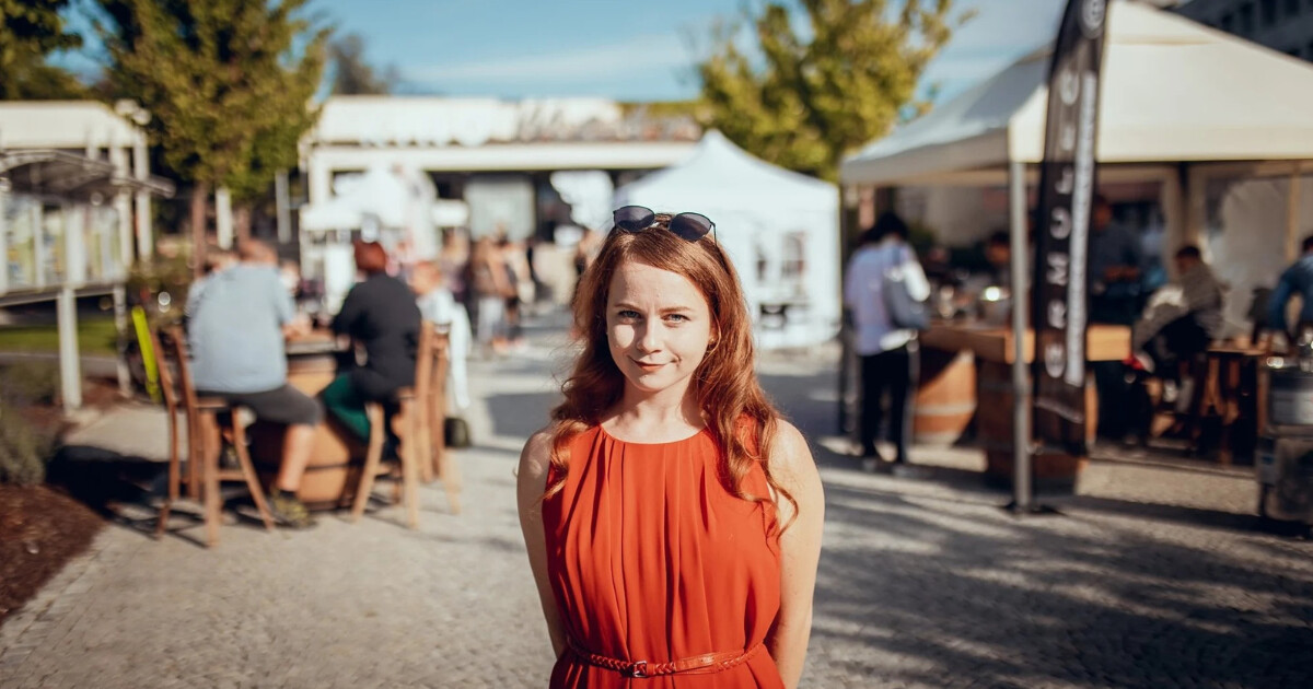 Barbora Kucsa Prágerová před kinem Metro 70, zdroj: archiv