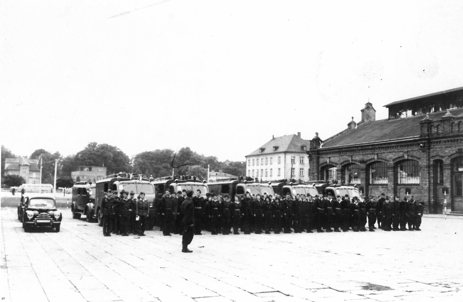 Poválečné období, Kateřinská ulice, Olomouc – Slavnostní nástup profesionálních olomouckých hasičů před stanicí v Kateřinské ulici v Olomouci i s tehdejší hasičskou flotilou. Přesný rok pořízení fotografie však neznáme.| zdroj: HZS Olomouckého kraje