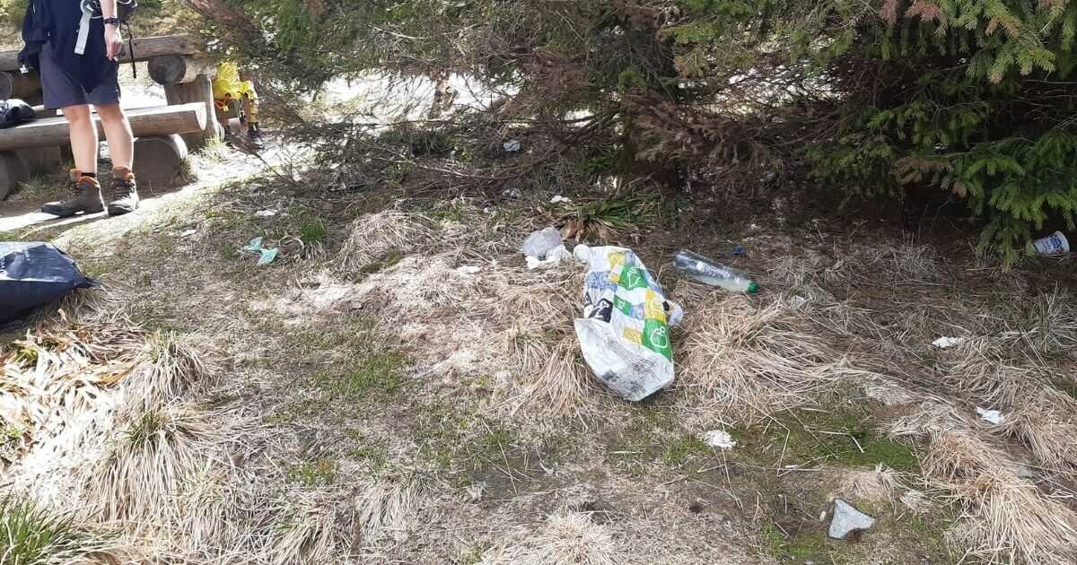 Odpadky u odpočinkového místa mezi vyhlídkou na Dlouhé stráně a rozcestím nad Divokým dolem, foto: CHKO Jeseníky