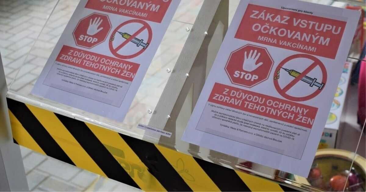 Cedule se zákazem u vchodu do preodejny. | Jan Tománek