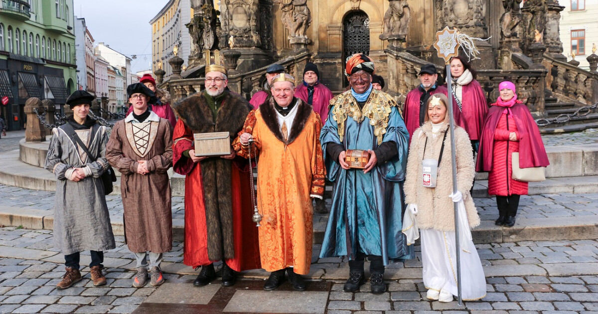 Arcibiskup Josef Nuzík jako třetí král v oranžovém hábitu uprostřed, zdroj: Olomoucký kraj / Radka Kmochová 