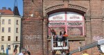 Ondřej Michálek a instalace jeho návrhu přímo na budově olomoucké Tržnice, foto: Report.cz
