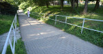 Frekventovaný chodník z Brněnské ulice do FNOL bude do konce prázdnin uzavřen. Ve spodní části fotografie parkoviště P2, foto: FNOL