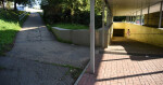 Frekventovaný chodník z Brněnské ulice do FNOL bude do konce prázdnin uzavřen. Ve spodní části fotografie parkoviště P2, foto: FNOL