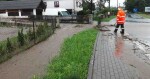 Silné deště rozvodnily řeku Bělou v Jeseníkách. Hasiči odčerpávají vodu ze zatopených sklepů, foto: HZS OLK