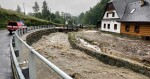 Silné deště rozvodnily řeku Bělou v Jeseníkách. Hasiči odčerpávají vodu ze zatopených sklepů, foto: HZS OLK