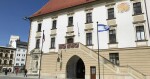 Před olomouckou radnicí vlaje izraelská vlajka, foto: Olomoucký Report