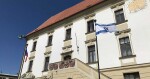 Před olomouckou radnicí vlaje izraelská vlajka, foto: Olomoucký Report