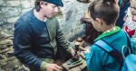 Jaká řemesla se věnují zpracování kůže se návštěvníci dozví od Tomáše Brázdy, foto: Víkend starých řemesel