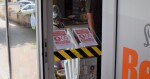 Cedule se zákazem u vchodu do preodejny. | Jan Tománek