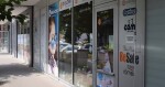 Cedule se zákazem u vchodu do preodejny. | Jan Tománek