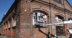 Ondřej Michálek a instalace jeho návrhu přímo na budově olomoucké Tržnice, foto: Report.cz