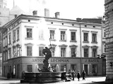 Pohled na Merkurovu kašnu, v okolí domů, které jsou nyní už zbořené v ulici 8. května, 1920-1930