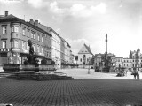 Neptunova kašna v pozadí s Mariánským sloupem na Dolním náměstí, rok 1930
