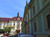 Biskupské náměstí, Arcibiskupský palác a Knihovna Univerzity Palackého Zbrojnice