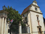 Václavské náměstí, kostel sv. Anny a průjezdová brána do areálu