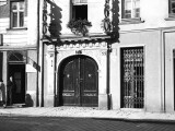 Třída 1. máje, č. 32, portál domu s neonovým nápisem Auotorba Redlich, rok 1935