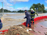 Policie spolu s hasiči staví protipovodňovou hráz, zdroj: PČR