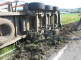 Opilý řidič převrátil kamion na bok, foto: Policie ČR