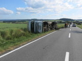 Opilý řidič převrátil kamion na bok, foto: Policie ČR