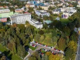 Frekventovaný chodník z Brněnské ulice do FNOL bude do konce prázdnin uzavřen. Ve spodní části fotografie parkoviště P2, foto: FNOL
