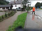 Silné deště rozvodnily řeku Bělou v Jeseníkách. Hasiči odčerpávají vodu ze zatopených sklepů, foto: HZS OLK