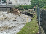 Silné deště rozvodnily řeku Bělou v Jeseníkách. Hasiči odčerpávají vodu ze zatopených sklepů, foto: HZS OLK