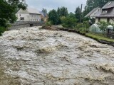 Silné deště rozvodnily řeku Bělou v Jeseníkách. Hasiči odčerpávají vodu ze zatopených sklepů, foto: HZS OLK