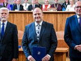 Milan Urban při předávání profesorského dekretu; zdroj: UP