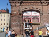 Ondřej Michálek a instalace jeho návrhu přímo na budově olomoucké Tržnice, foto: Report.cz