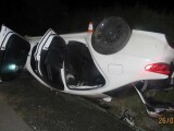 Vozidlo BMW skončilo po nehodě na střeše, foto: Policie ČR