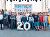 Generální ředitel spolu se zaměstnanci Senior Flexonics, kteří stáli u zrodu olomoucké pobočky před dvaceti lety.