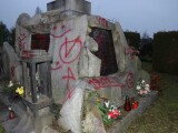 Poničený pomník, zdroj: Policie ČR