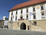Před olomouckou radnicí vlaje izraelská vlajka, foto: Olomoucký Report