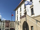 Před olomouckou radnicí vlaje izraelská vlajka, foto: Olomoucký Report