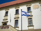 Před olomouckou radnicí vlaje izraelská vlajka, foto: Olomoucký Report