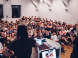 FuckUp Night patří mezi oblíbené akce. Důkazem může být plný sál během minulého ročníku. Zdroj: Vault 42