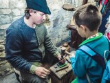Jaká řemesla se věnují zpracování kůže se návštěvníci dozví od Tomáše Brázdy, foto: Víkend starých řemesel