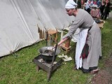 Jaká řemesla se věnují zpracování kůže se návštěvníci dozví od Tomáše Brázdy, foto: Víkend starých řemesel