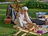 Jaká řemesla se věnují zpracování kůže se návštěvníci dozví od Tomáše Brázdy, foto: Víkend starých řemesel