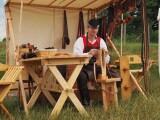 Jaká řemesla se věnují zpracování kůže se návštěvníci dozví od Tomáše Brázdy, foto: Víkend starých řemesel