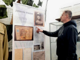 Amatérský historik Roman Janas ve Válečném muzeu Česká Ves. Zdroj: Olomoucký Report