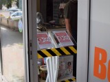 Cedule se zákazem u vchodu do preodejny. | Jan Tománek