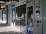 Cedule se zákazem u vchodu do preodejny. | Jan Tománek