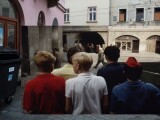 Vstup do Vodární ulice, ve filmu rozdělovací třída a brána do stínadel; zdroj: Záhada hlavolamu